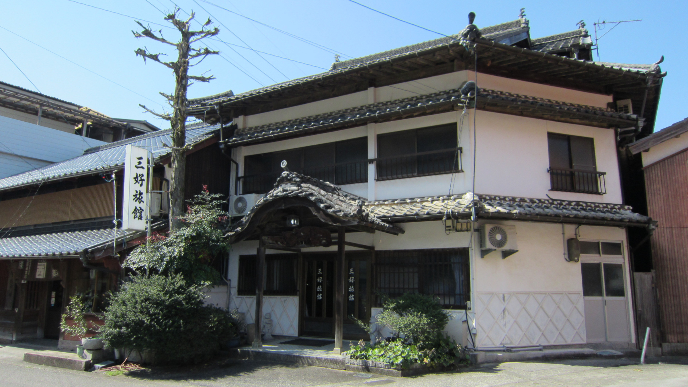 三好旅館 — 宇和島市津島町岩松 · 1882年創業、岩松川沿いに残る木造の割烹旅館
