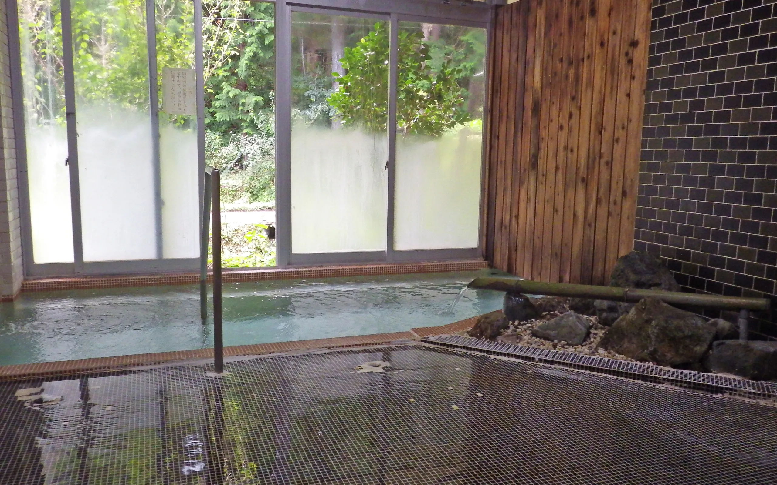 霊泉寺温泉 中屋旅館 — 上田市平井・依田川支流の秘湯、ペット同伴可の十五室宿