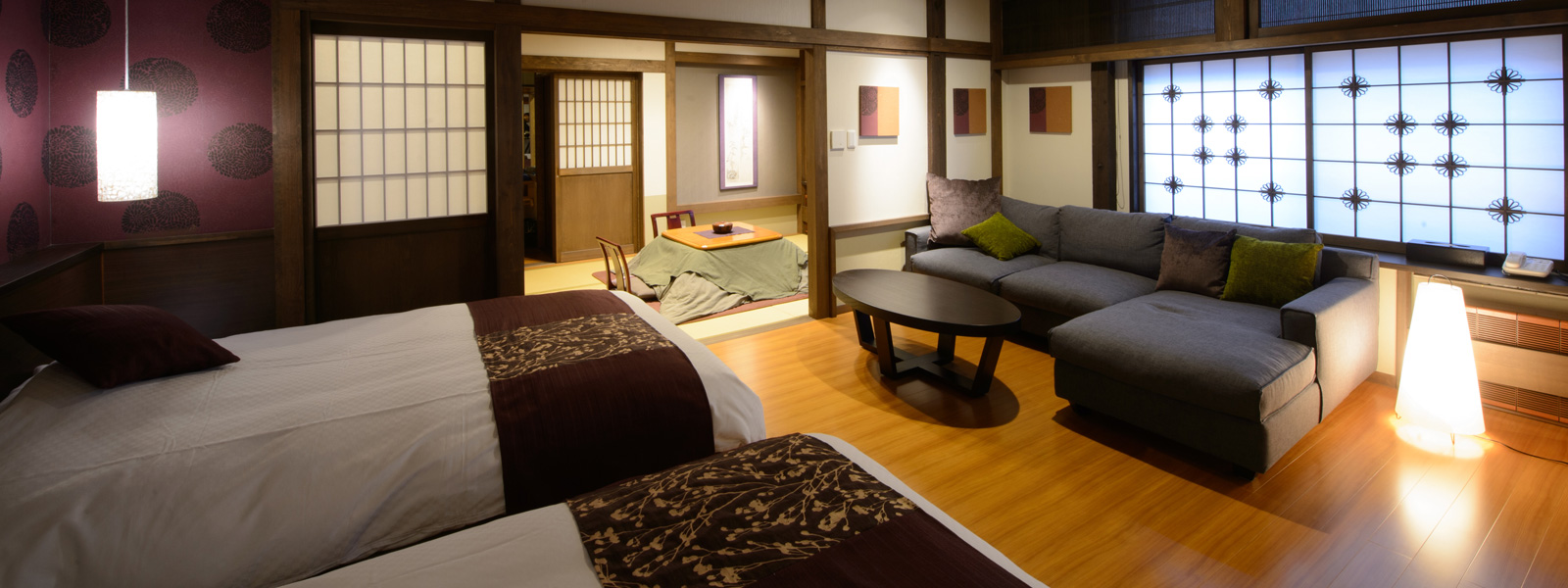 奈良屋・泉游亭 — 数寄屋造りの和モダン客室、天井の梁と落ち着いた色調