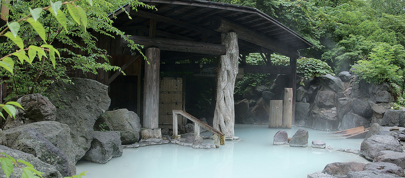 奥鬼怒温泉 加仁湯 — 栃木・日光市奥鬼怒 · 自家源泉五本を引く硫黄の白濁湯、徒歩でしか至れぬ秘湯