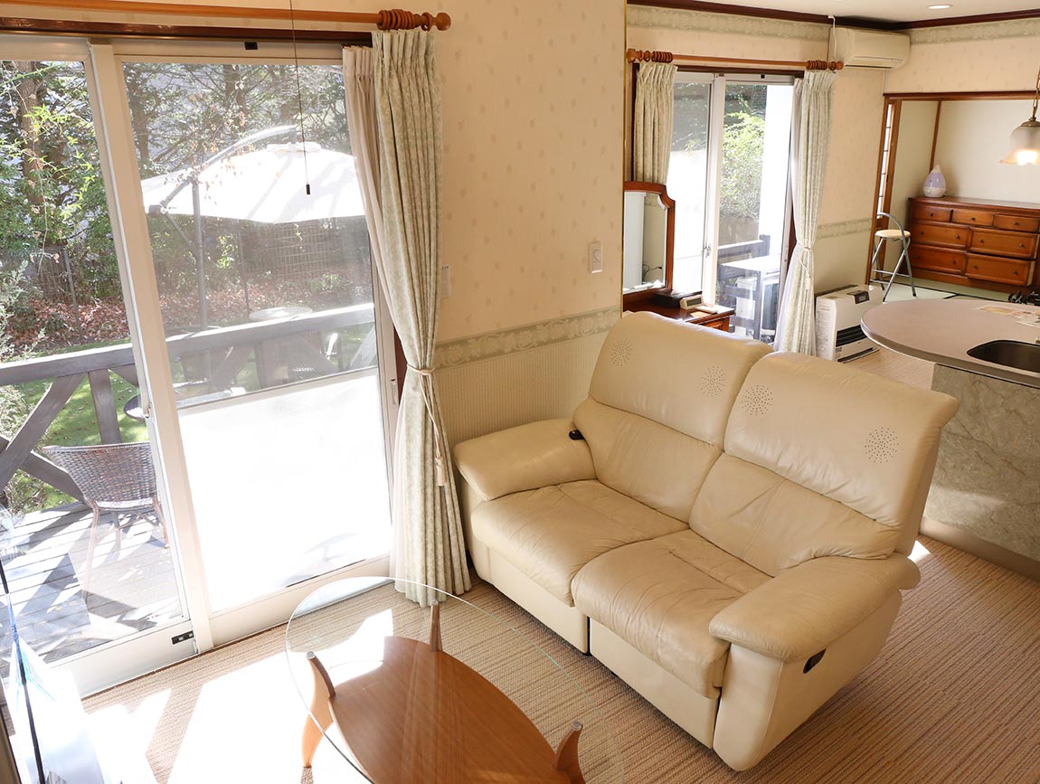 リフレッシュ エッセンシャル リゾート in 軽井沢 — 軽井沢町追分 · テラスに面した台所付きの独立棟リビング