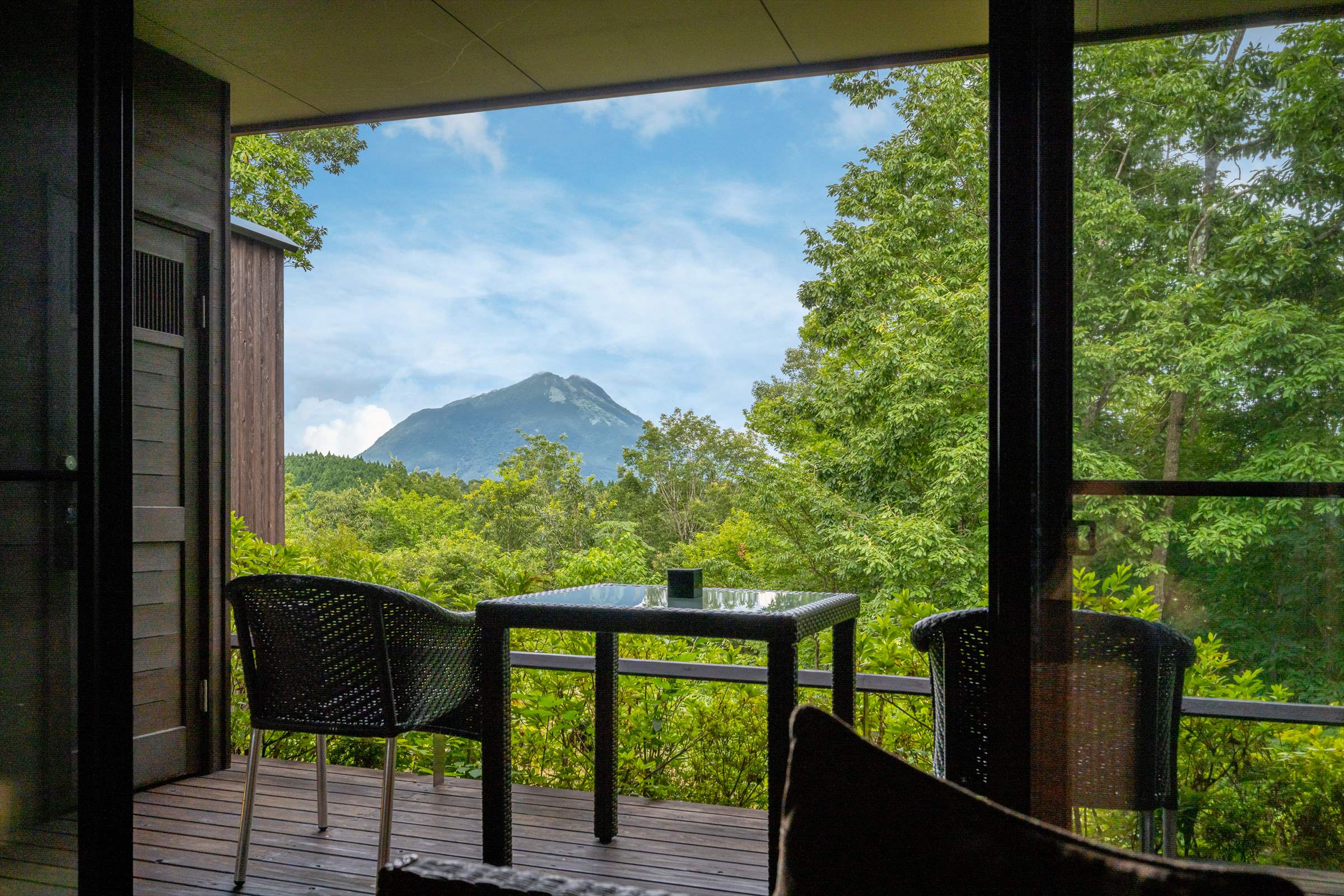 草屋根の宿 龍のひげ/別邸 ゆむた — 大分・由布院 · 客室テラスの縁先から由布岳を望む腰掛けと卓