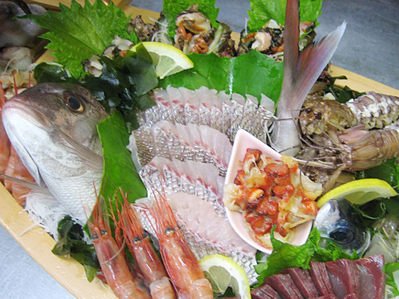 さわだ旅館 — 能登島向田 · 専属網元から直送される魚介の舟盛り