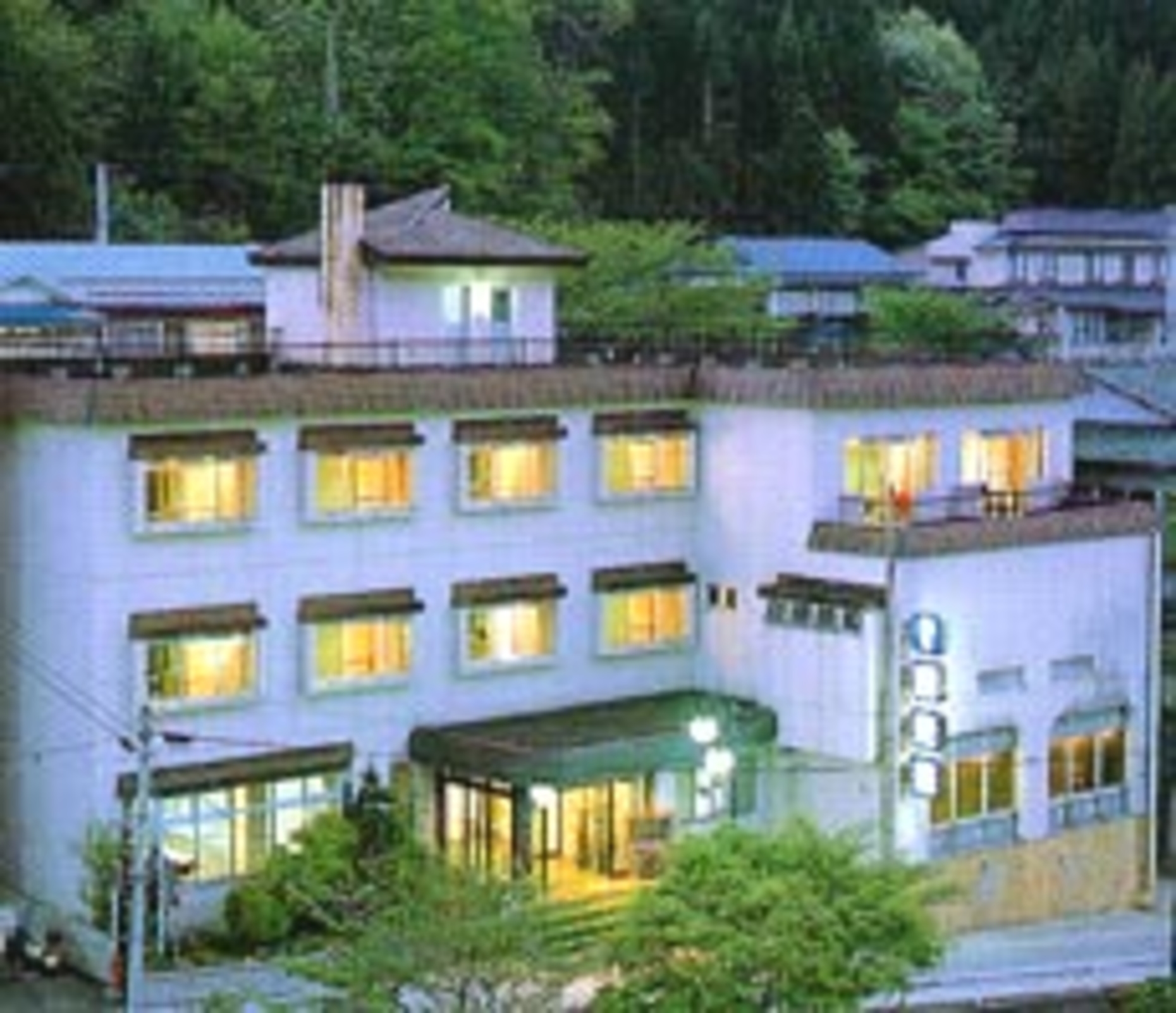 清光荘 — 岩手・雫石 鶯宿温泉 · 鶯宿川のほとり、露天風呂付客室を備えた八室の小宿