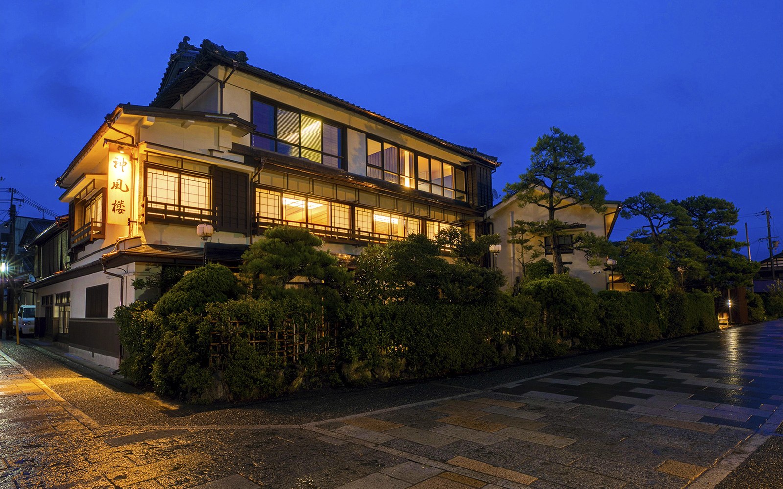 神風楼 — 宮津・一の宮海岸 · 天橋立を望む昭和初期の木造三階旅館