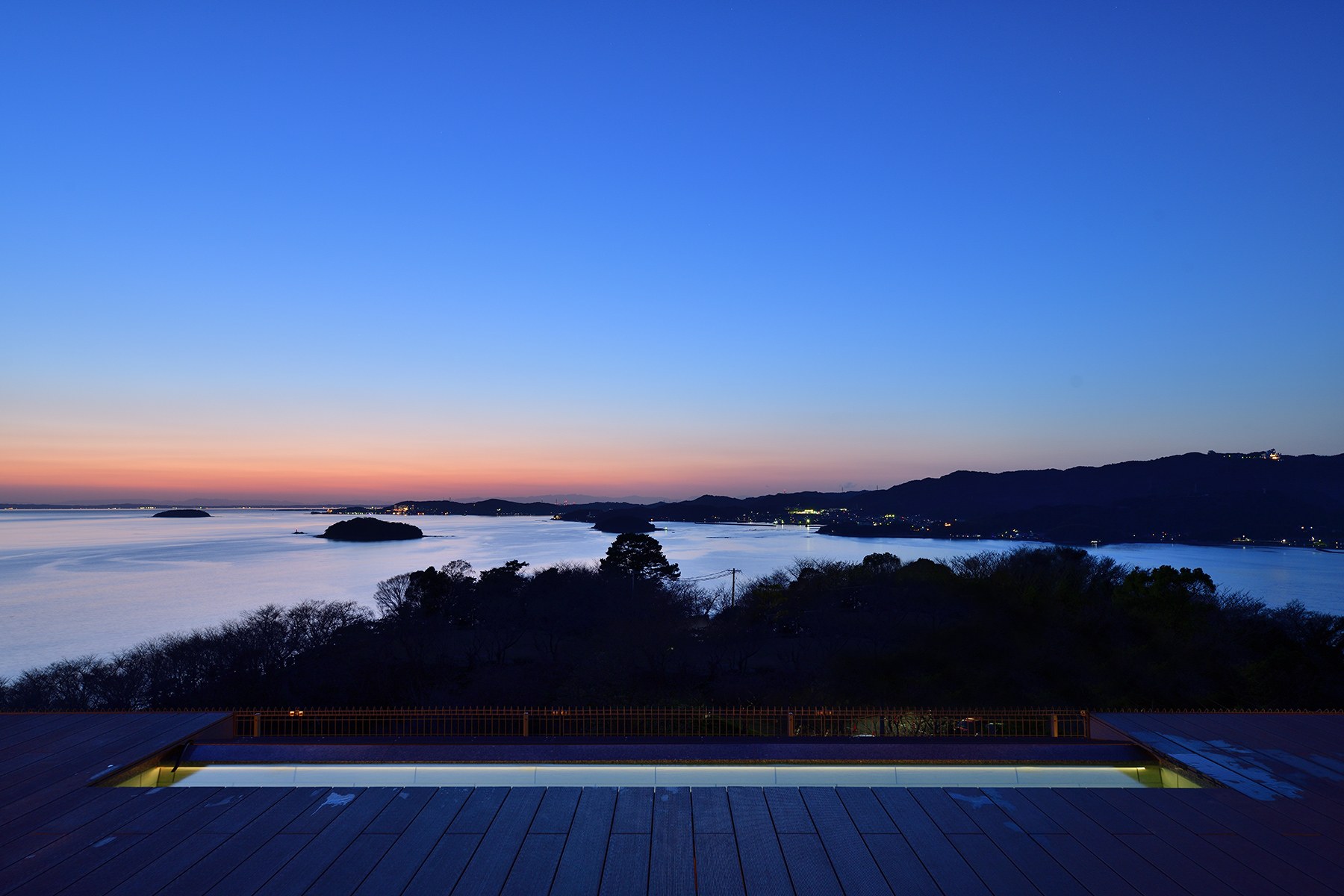 天空海遊の宿 末広 — 蒲郡・西浦温泉 · 三河湾を見渡す天空露天を備えた温泉旅館