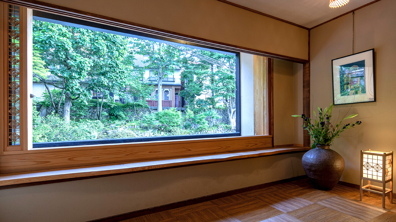 村のホテル 住吉屋 — 野沢温泉村 · 麻釜前に立つ明治2年創業の自家源泉の料理宿