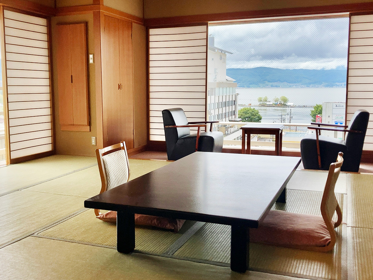 上諏訪温泉 油屋旅館 — 諏訪市湖岸通り · 大正元年創業、自家源泉八重垣の湯