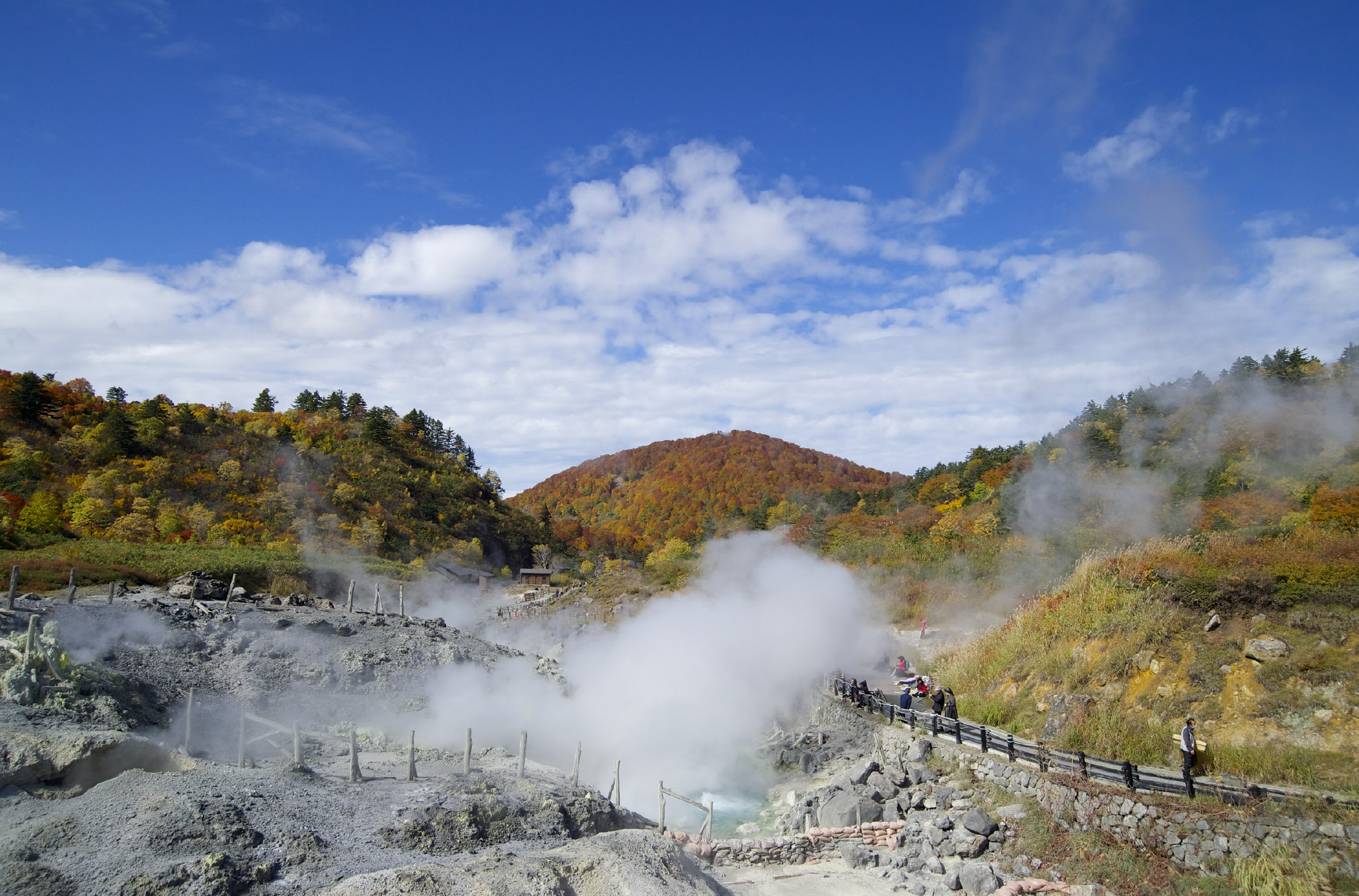 新玉川温泉 — 秋田・仙北市 · 塩酸を主成分とするpH約1.2の強酸性泉と天然岩盤浴
