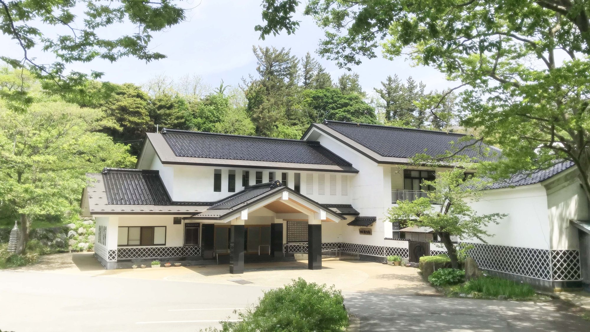 龍の湯 — 鶴岡市湯野浜温泉 · 奥湯野浜の谷あいに立つ、二つの泉質をもつ一軒宿