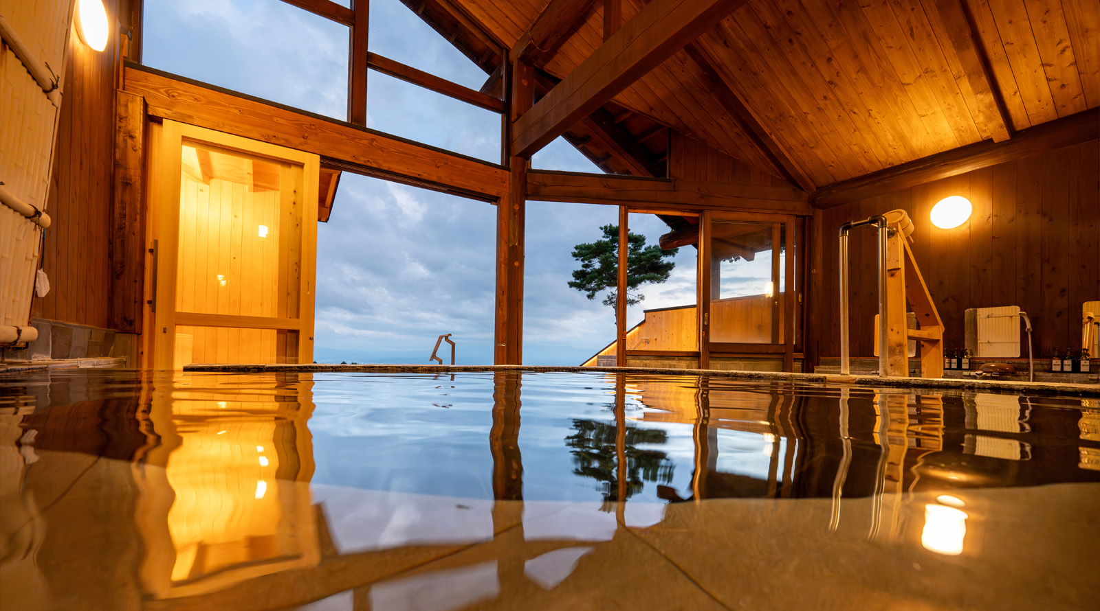 菱野温泉 常盤館 — 小諸市・菱野温泉 · 浅間連峰を望む山上の展望露天風呂「雲の助」