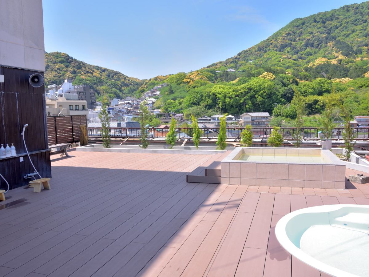 こんぴら温泉湯元 八千代 — 香川・琴平 · 屋上露天風呂から望む象頭山の緑と門前町、讃岐平野