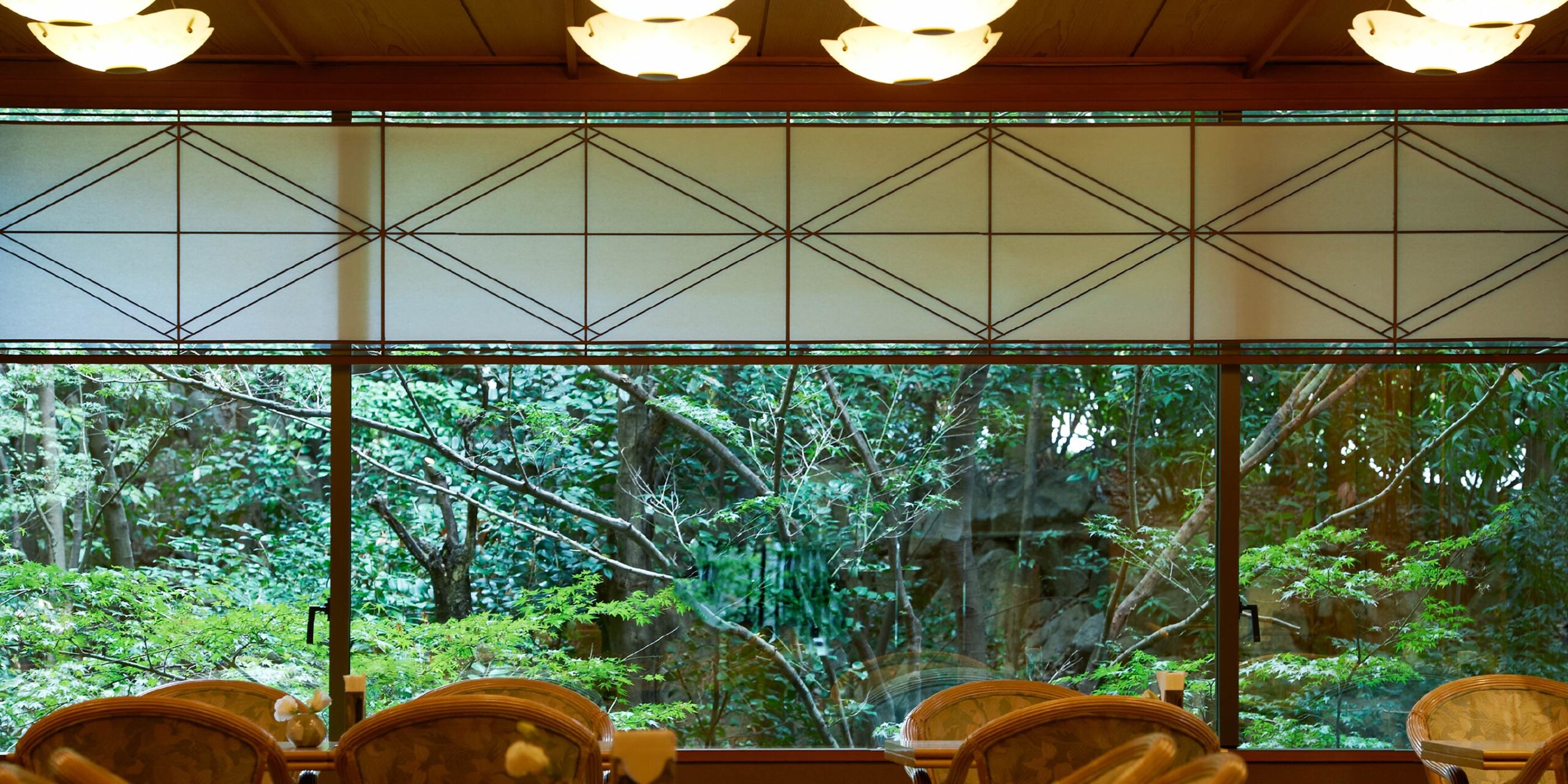道後温泉 大和屋本店 — 松山・道後湯之町 · 本館隣接、能舞台「千寿殿」を擁する数寄屋造りの旅館
