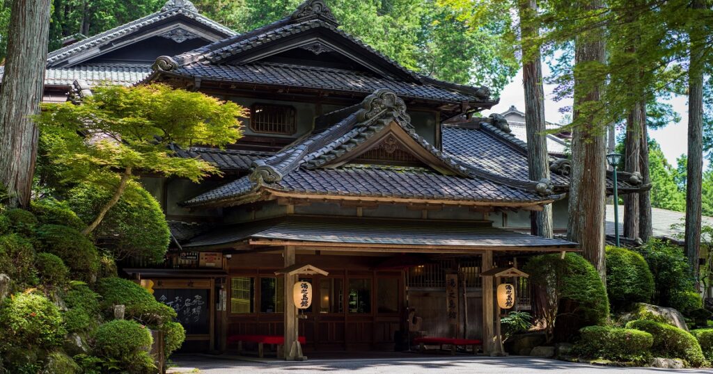湯之島館 — 岐阜県下呂市 · 昭和6年創業、下呂富士の中腹に建つ登録有形文化財の木造旅館