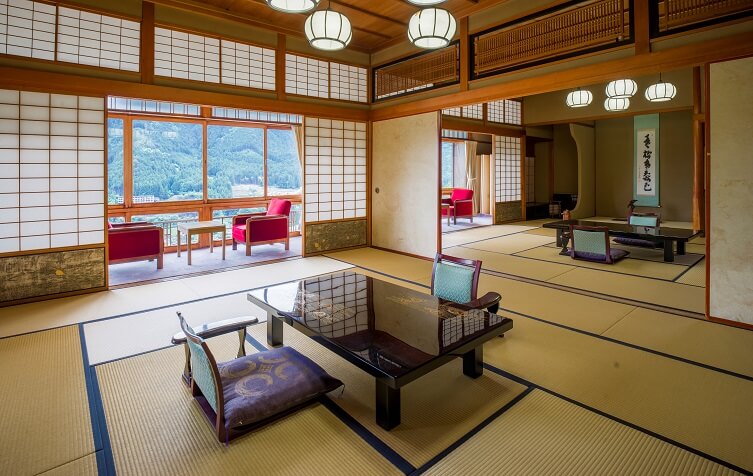 湯之島館 — 飛騨の匠による数寄屋造りの本館客室と広縁