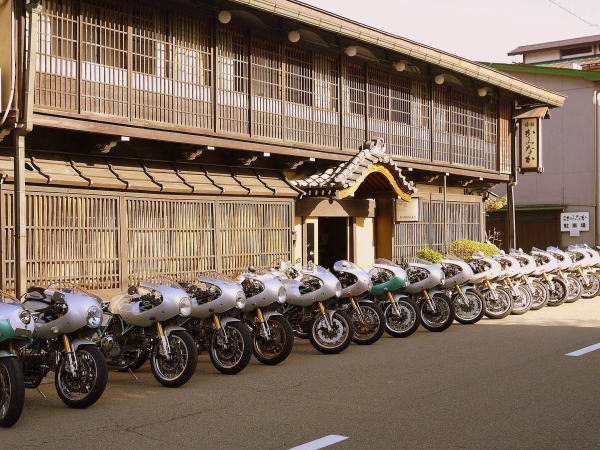 旅館かみなか — 高山市花岡町 · 明治期築の遊郭建築を継ぐ町家旅籠、国登録有形文化財の本館