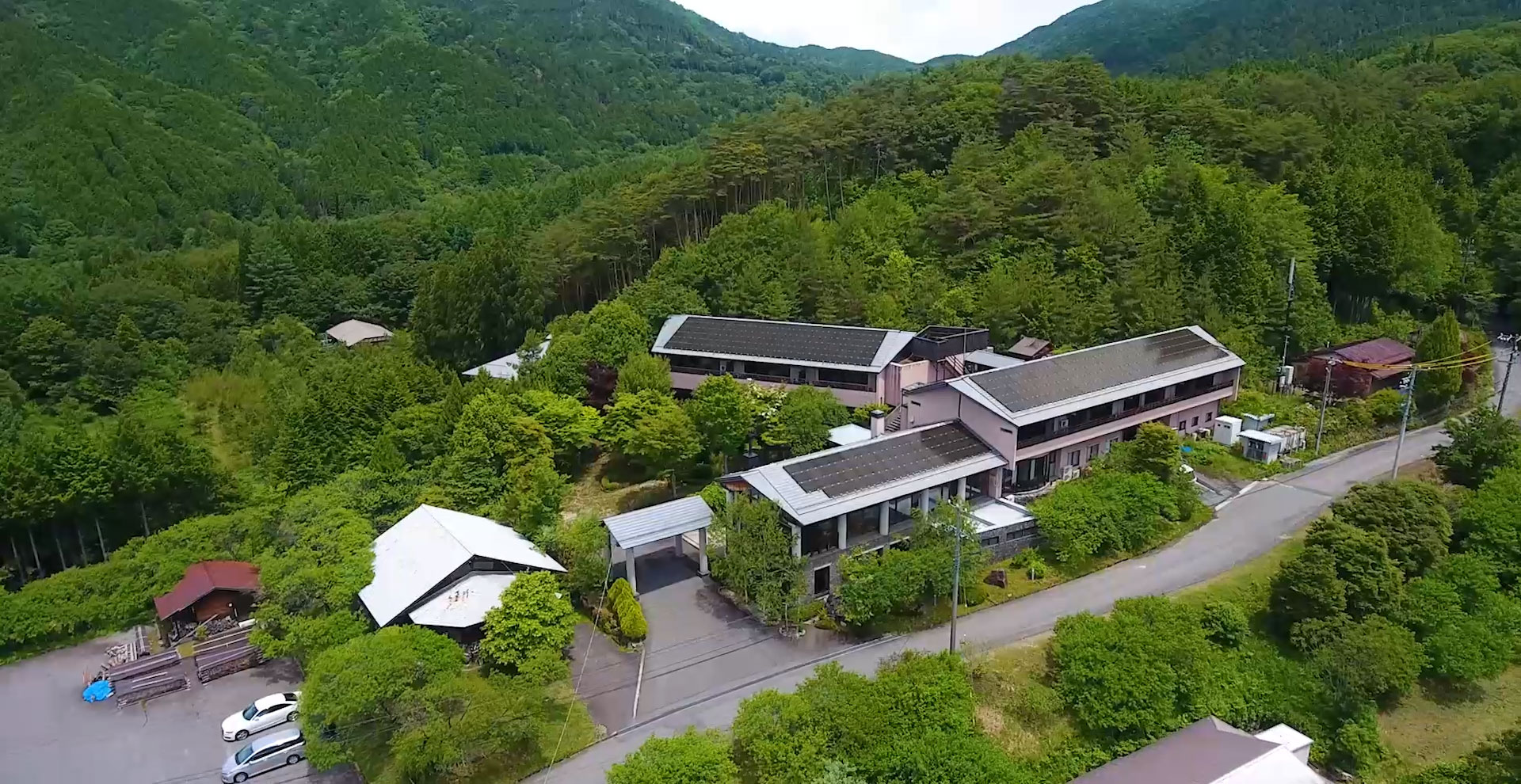 ホテル富貴の森 — 南木曽町・蘭川渓谷 · 木造2階建ての温泉宿、客室全室から木曽の山並みを望む