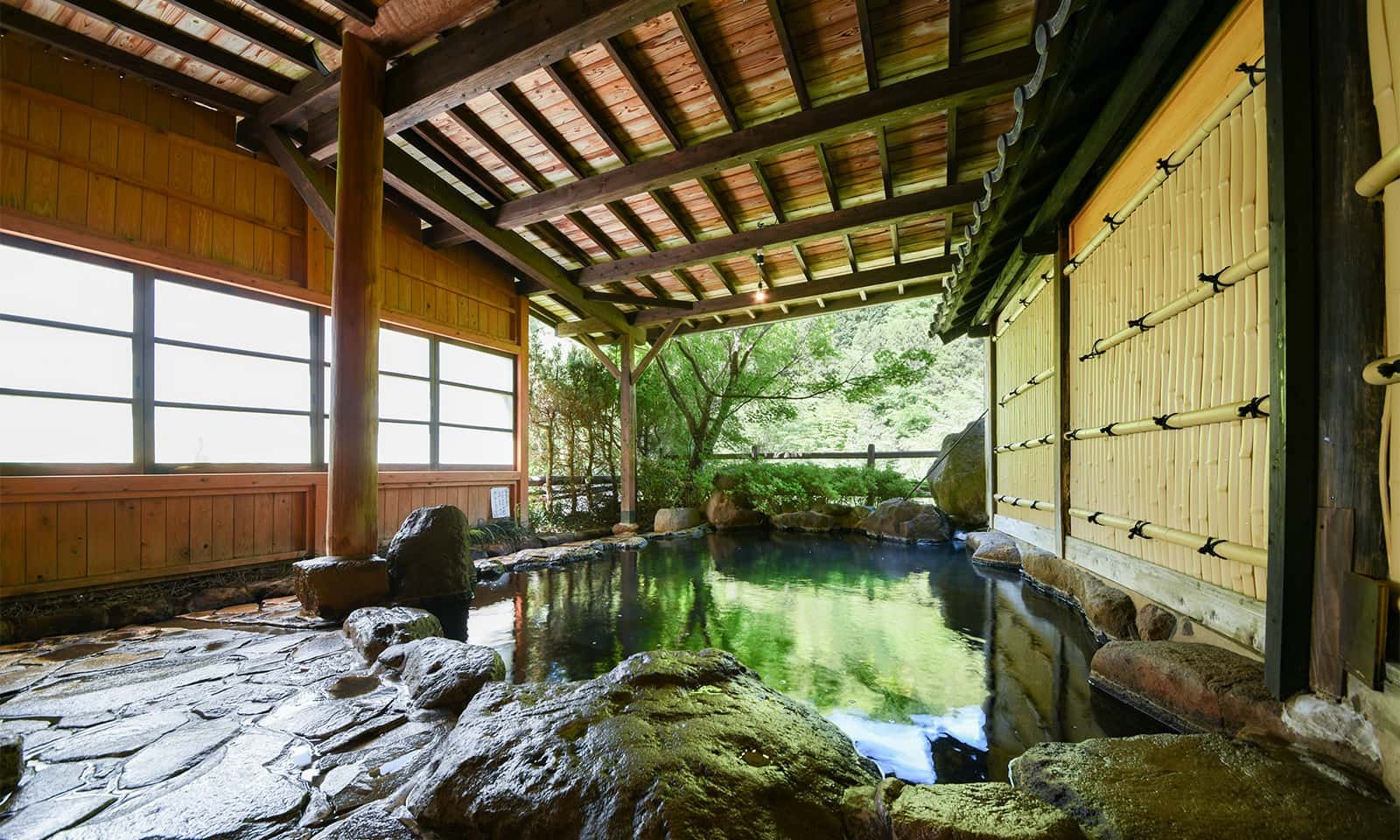 筋湯温泉 旅館白滝 — 玖珠川と筋湯温泉街を望む半露天付き客室の温泉旅館