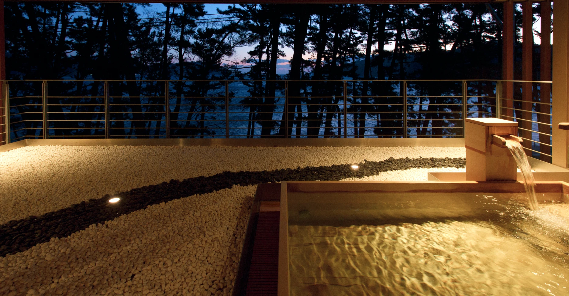 浜べの料理宿 宝来館 — 釜石市鵜住居 · 根浜海岸に建つ 1963 年創業の料理旅館