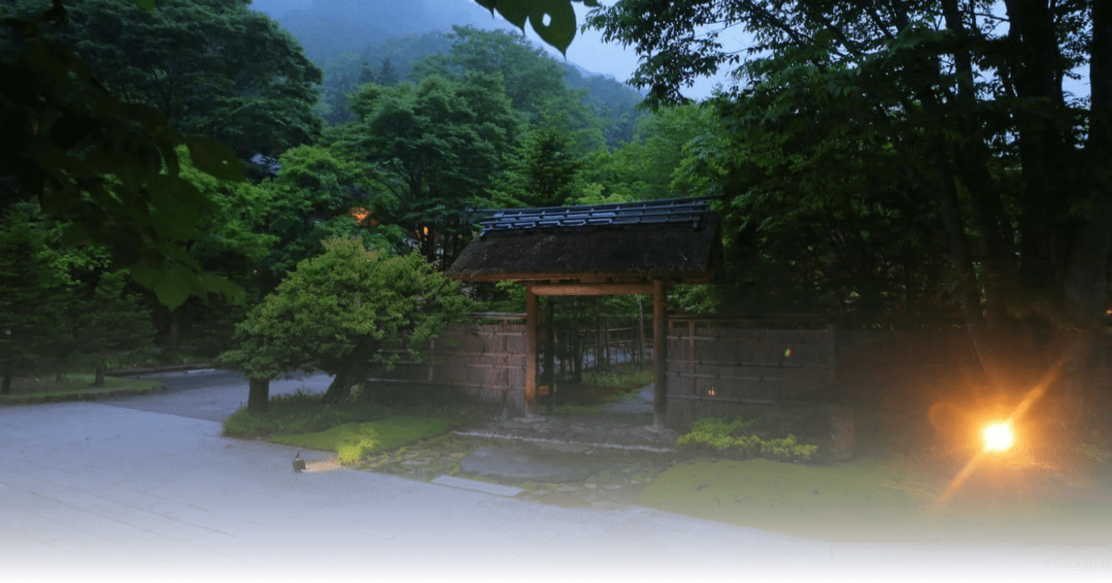 別邸 仙寿庵 — 群馬・谷川温泉 · 谷川岳を借景にした離れの広縁と源泉露天