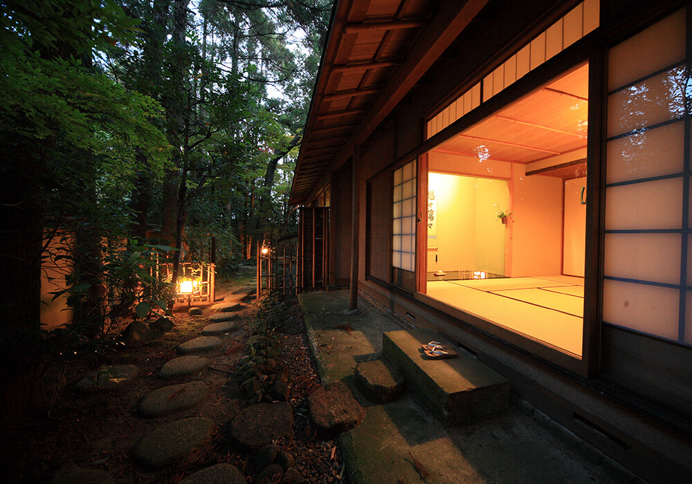 大正屋 — 嬉野市・本館建築と中庭の風景