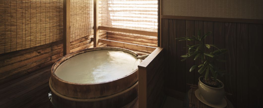 深山荘 高見屋 — 山形市蔵王温泉 · 蔵王の天然石を組んだ露天の桶風呂