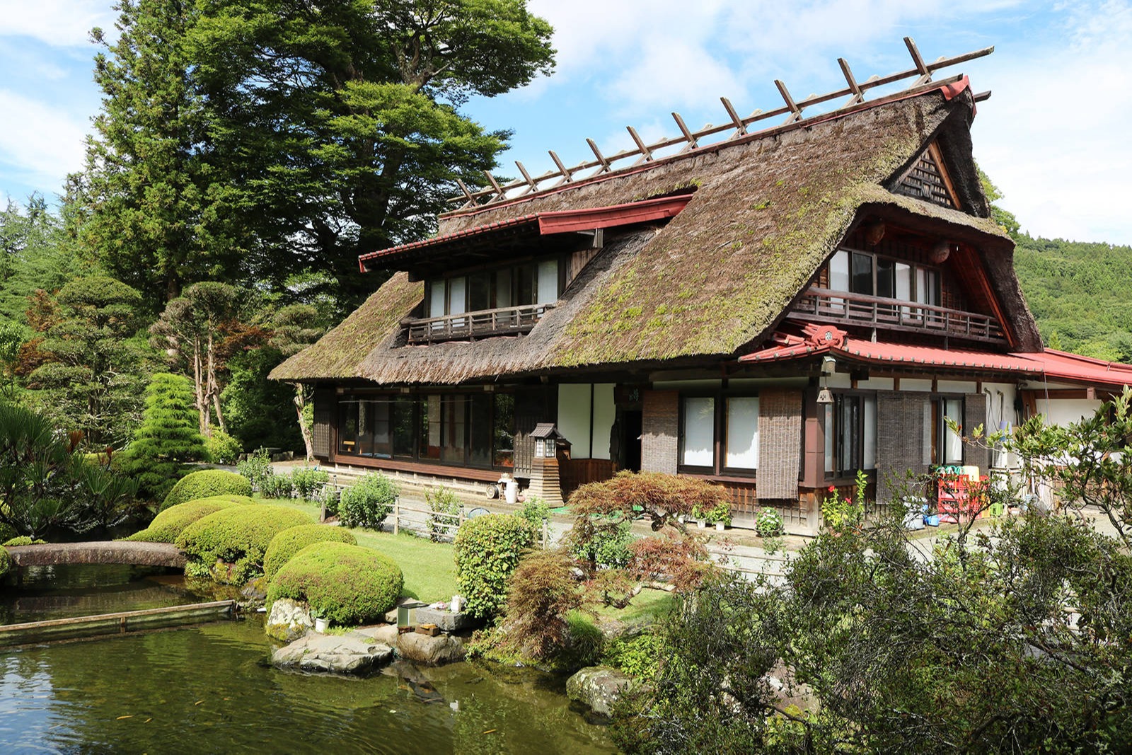 鱒の家 — 忍野村忍草・築200年茅葺の外観と日本庭園