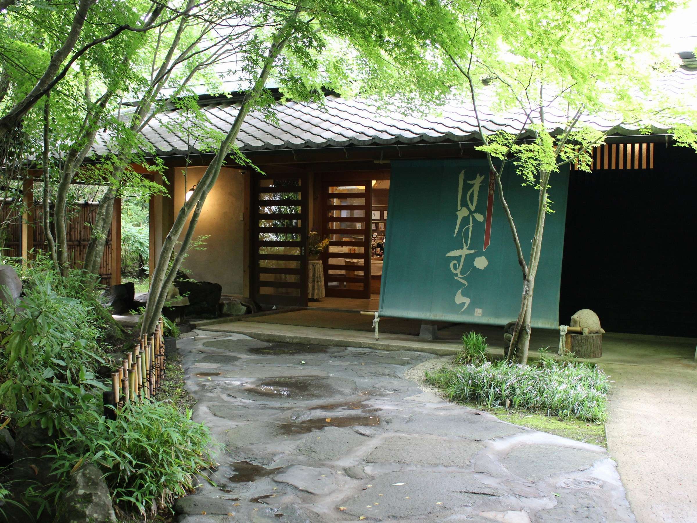 小田温泉 四季の里 はなむら — 阿蘇郡南小国町・小田温泉 · 一五〇〇坪に離れと洞窟風呂を配する一六室の宿