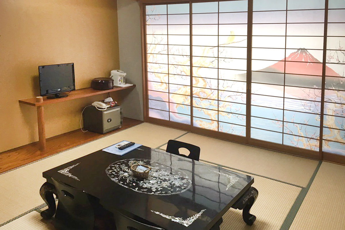 悠久の宿 滝美館 — 大子町袋田 · 袋田の滝徒歩三分、樹齢千年の檜風呂を持つ十二室の料理旅館