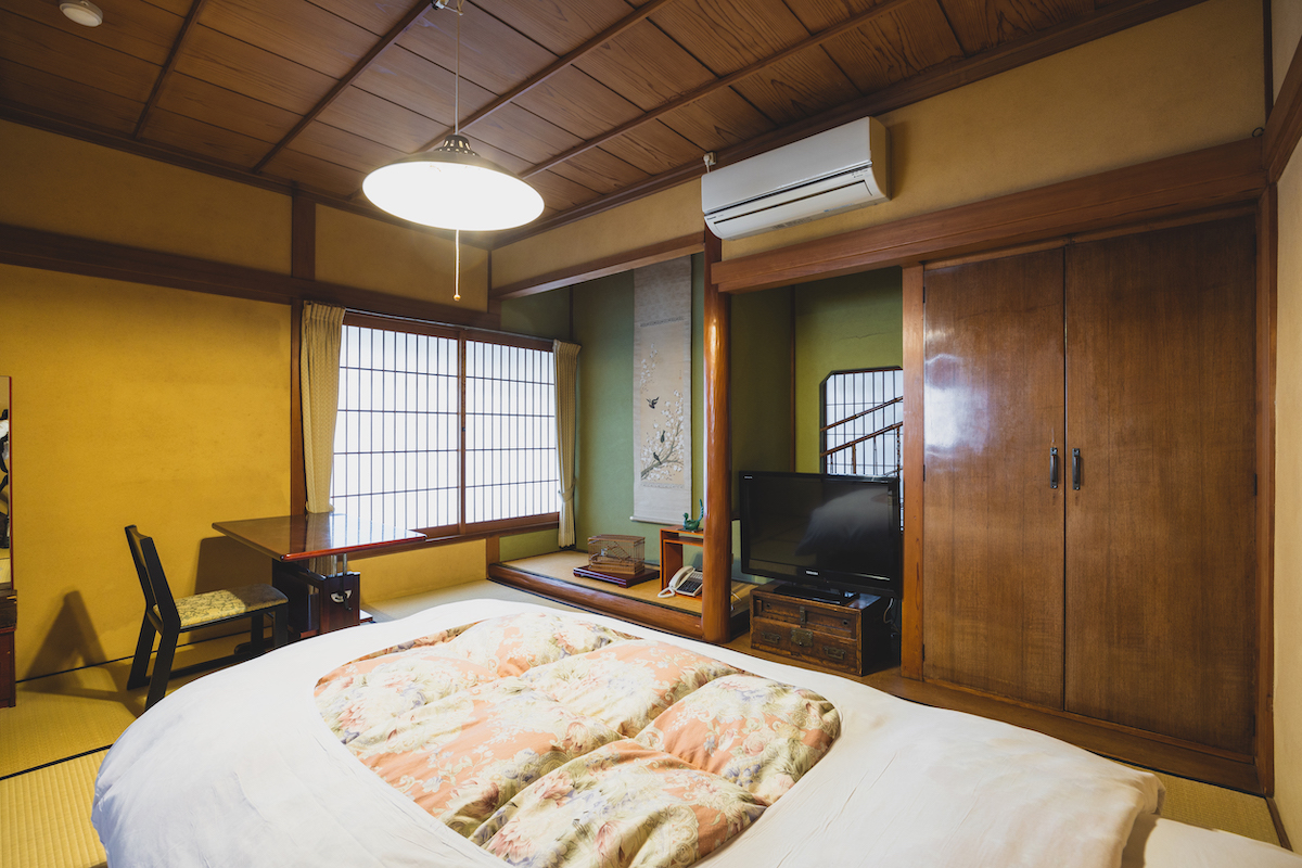 旅館ますや — 大田市温泉津 · 明治43年創業、温泉津最古の木造三階建て湯宿