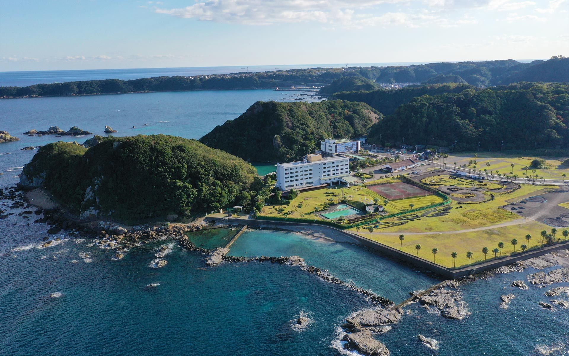 花いろどりの宿 花游 — 太地・くじら浜公園の温泉宿 · 生まぐろと熊野牛、太地の鯨を仕立てる