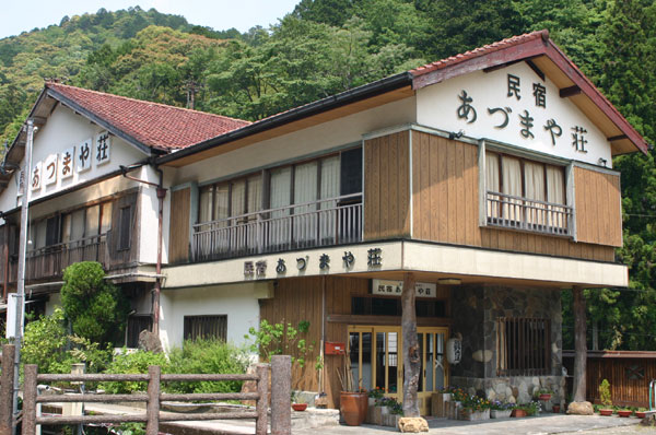 あづまや — 木造の旅館外観、湯の峰温泉の谷沿い