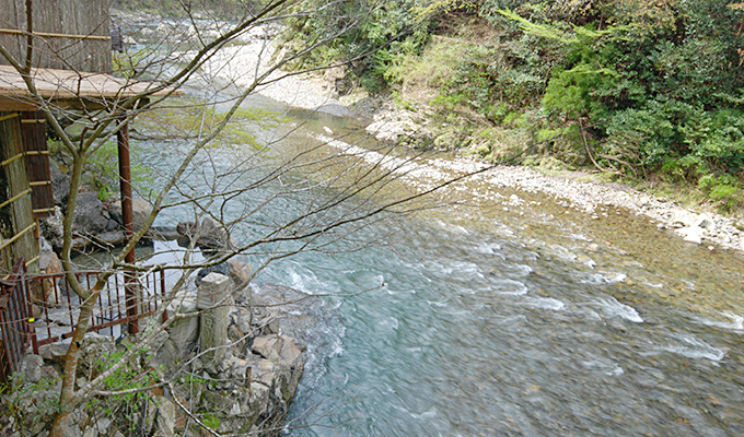 龍神温泉 下御殿 — 田辺市龍神村 · 日高川の谷あいに建つ温泉旅館の露天風呂