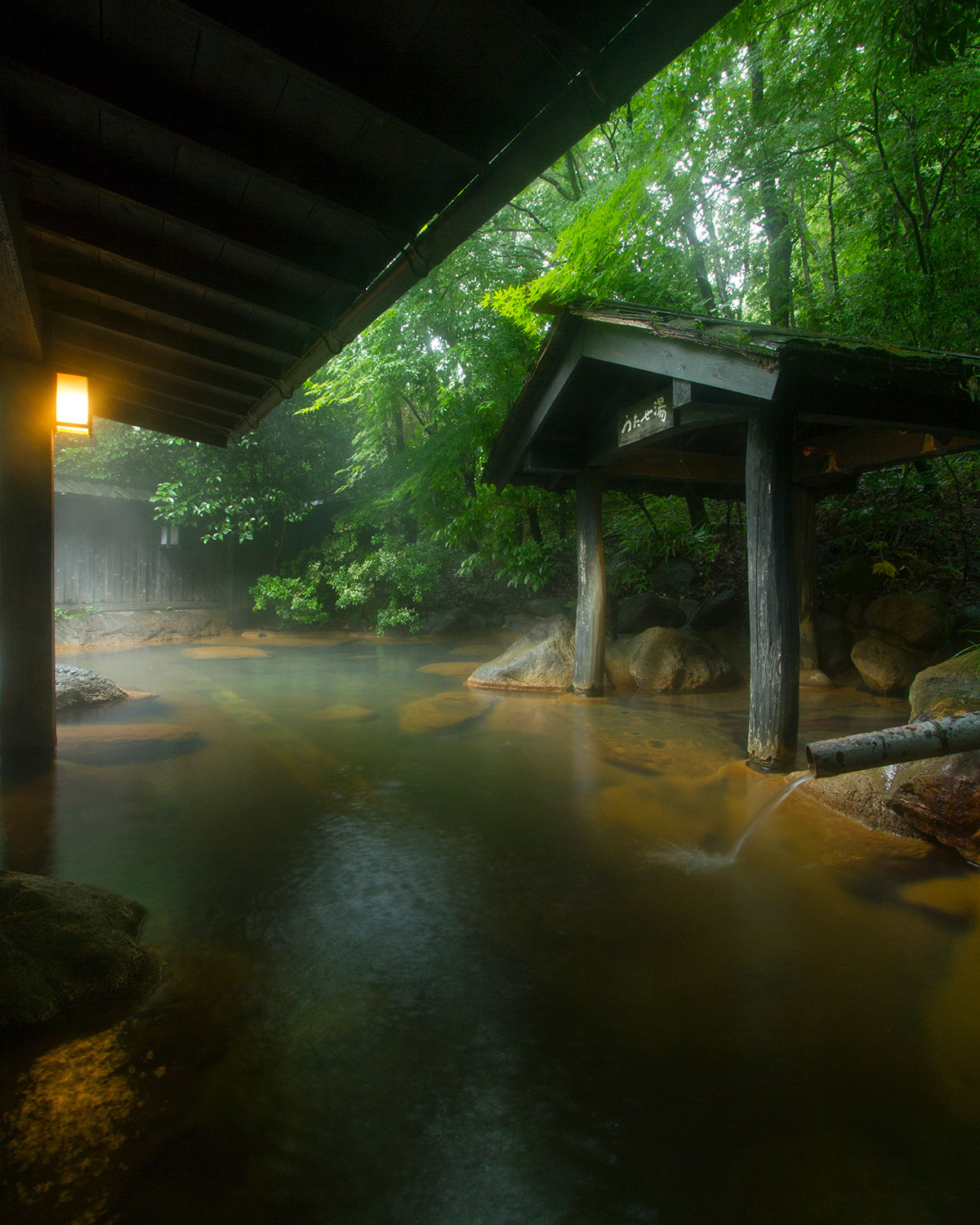 旅館 山河 — 阿蘇郡南小国町・黒川温泉 · 二源泉と田の原川沿いの森に抱かれた一六室の宿