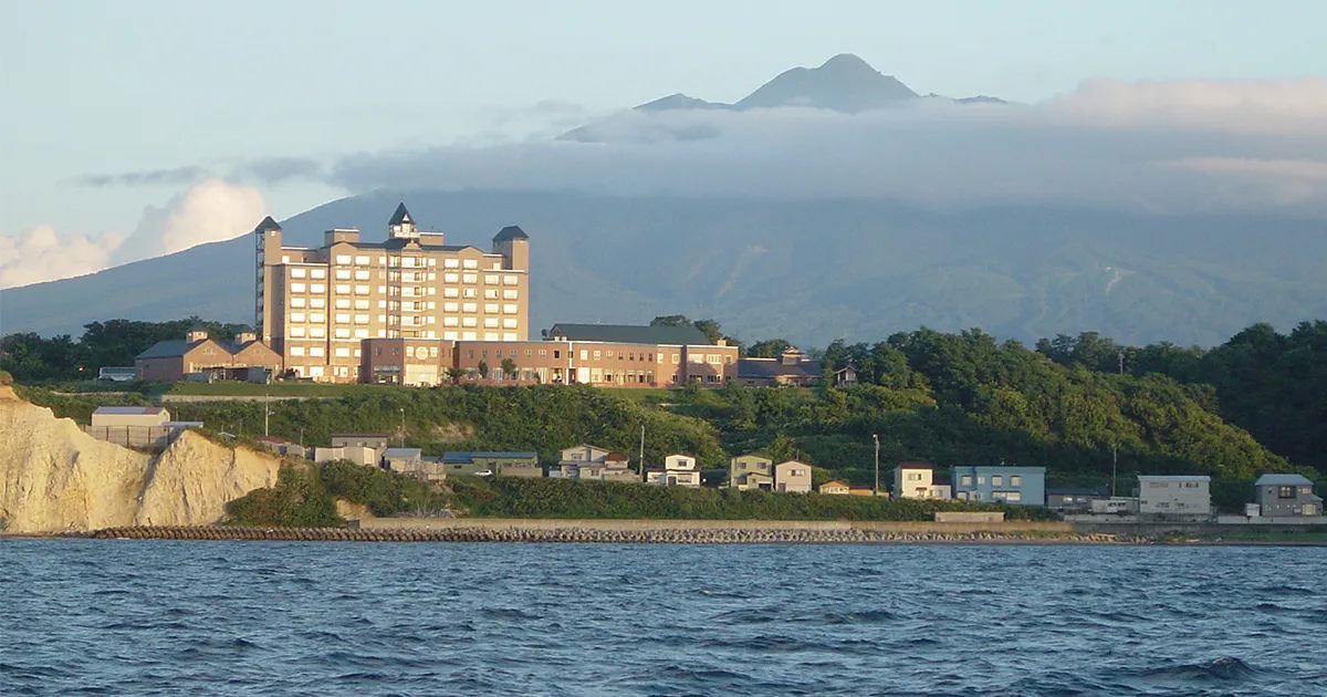 ホテルグランメール山海荘 — 青森・鰺ヶ沢 · 日本海の高台に建つ温泉宿、背後に岩木山の稜線