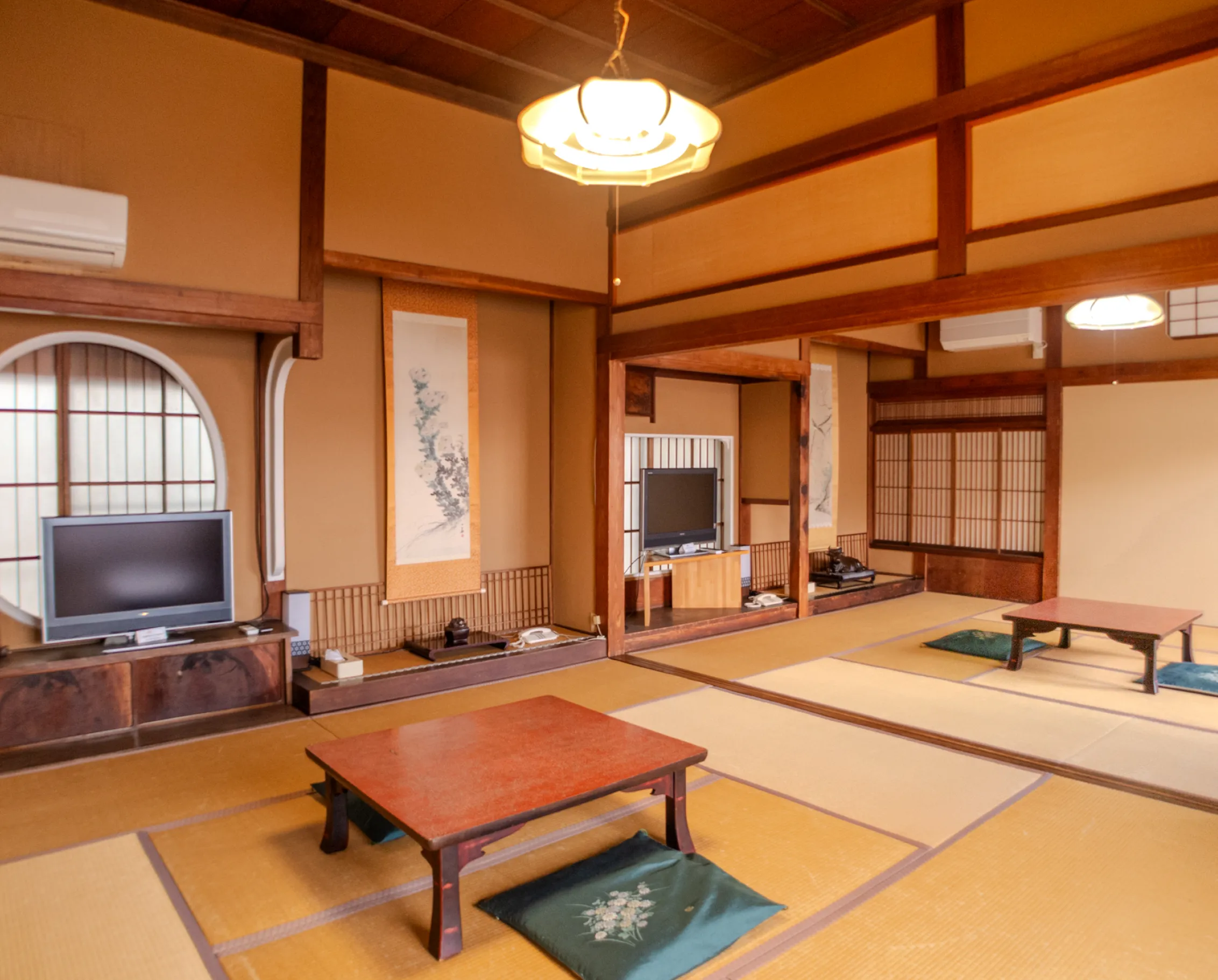 中央館 清水屋旅館 — 長野市・善光寺参道 · 床の間と掛軸、アーチ窓を備えた純和風の続き間