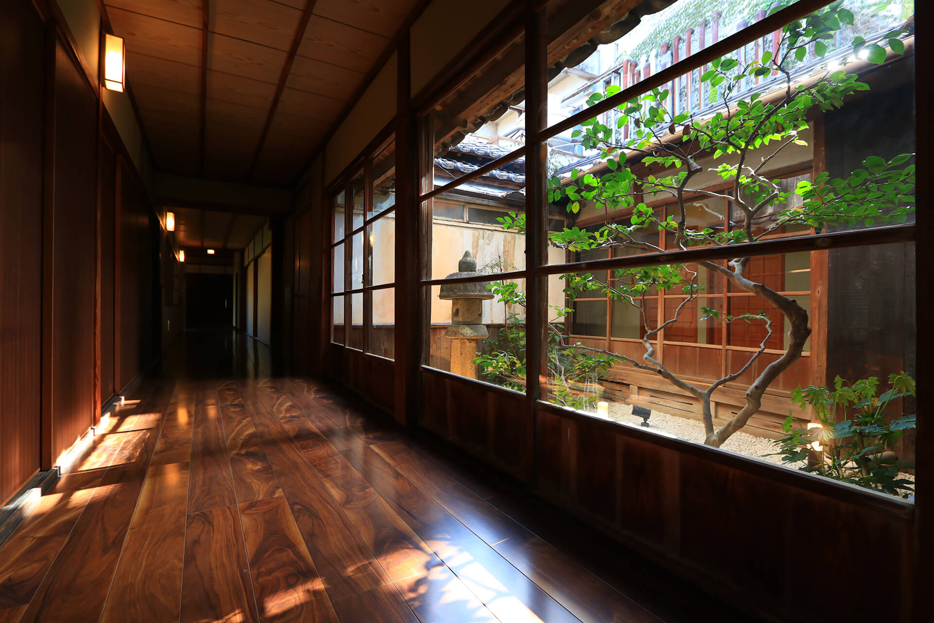 日の出館 — 出雲・神門通り · 江戸期創業、国登録有形文化財の建物が参道に面する旅館