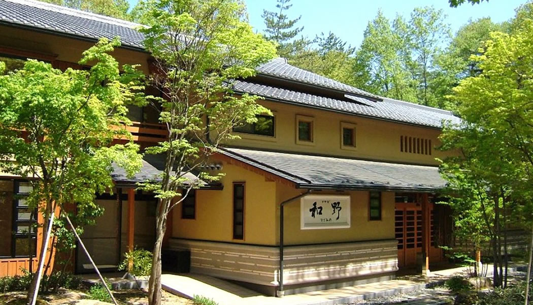 お宿 なごみ野 — 安曇野穂高温泉郷 · 4,500坪の森に建つ、客室露天と懐石の宿