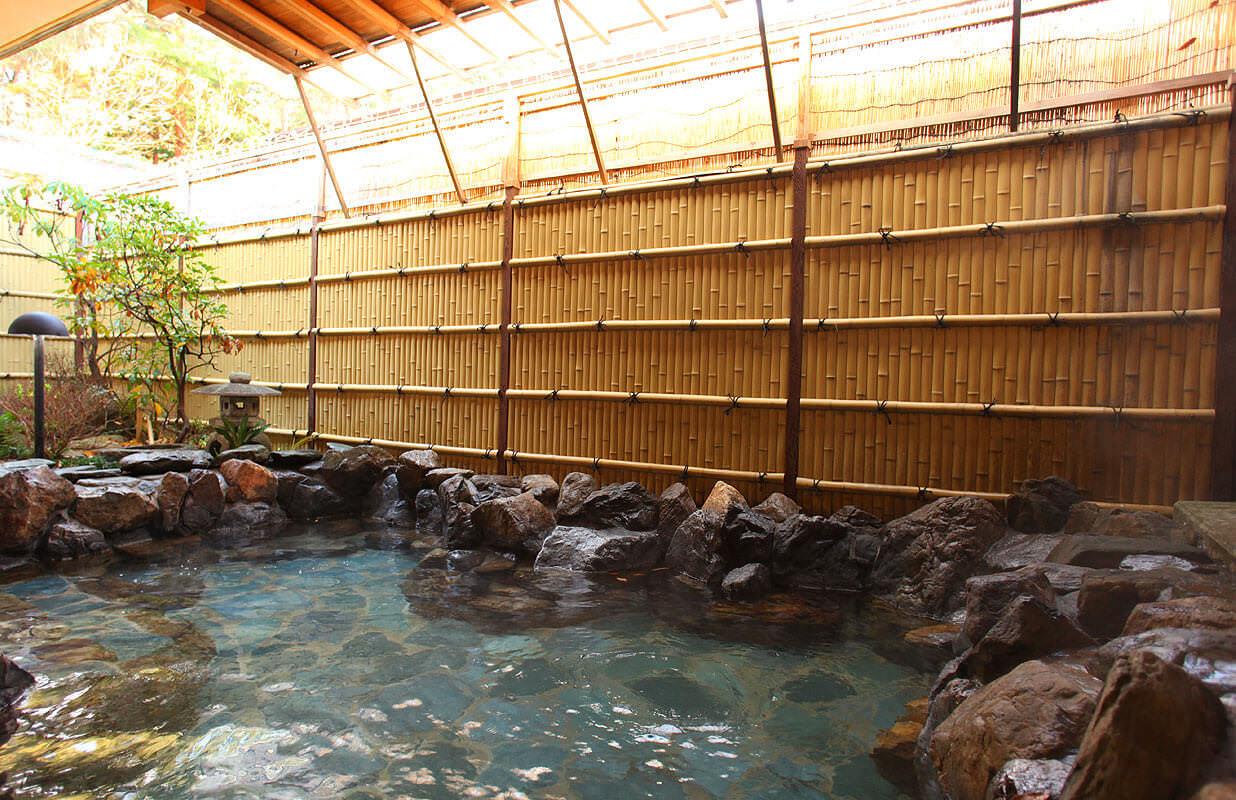 割烹旅館 山彦 — 安曇野穂高温泉郷 · 料理長が摘む山菜と客室露天の小体な宿