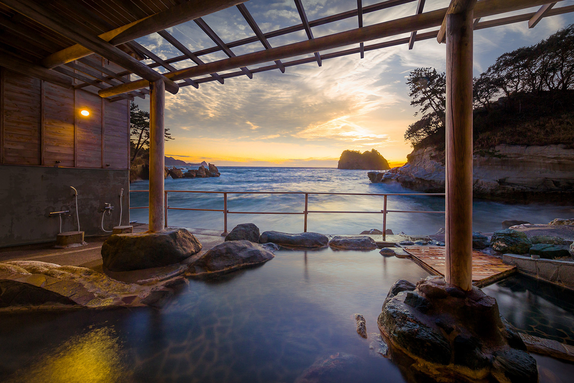 海辺のかくれ湯 清流 — 西伊豆町・堂ヶ島 · 岬先端の波打ち際露天、夕陽と海景の老舗