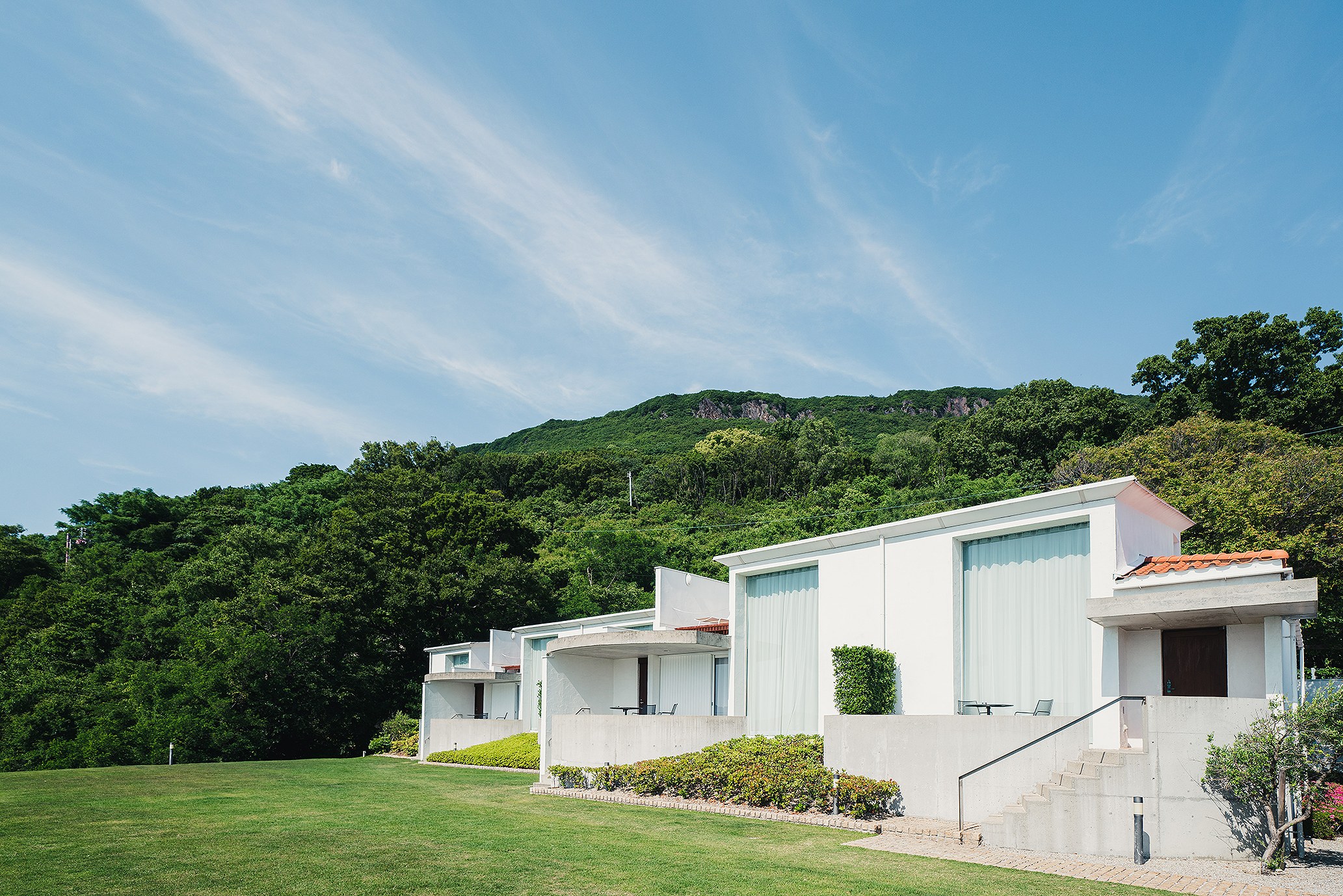 オーベルジュ ドゥ オオイシ — 高松市庵治町 · 志度湾を望む丘に建つ白い客室棟