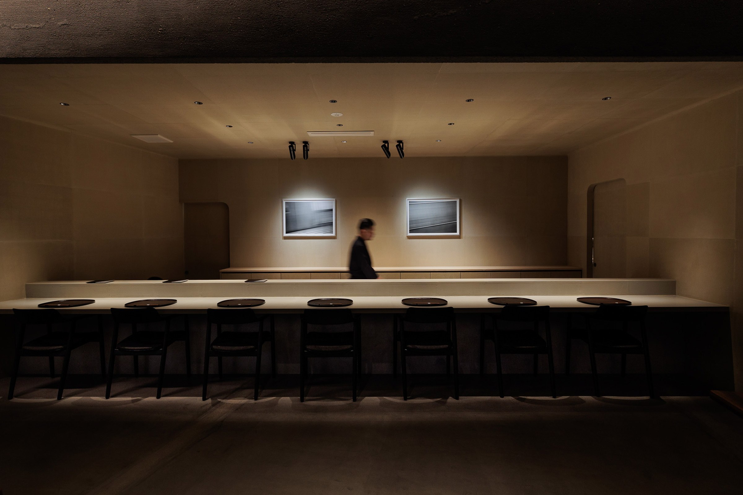 直島旅館 ろ霞 — 直島本村 · 静謐な板場のカウンターで握る瀬戸内の寿司会席