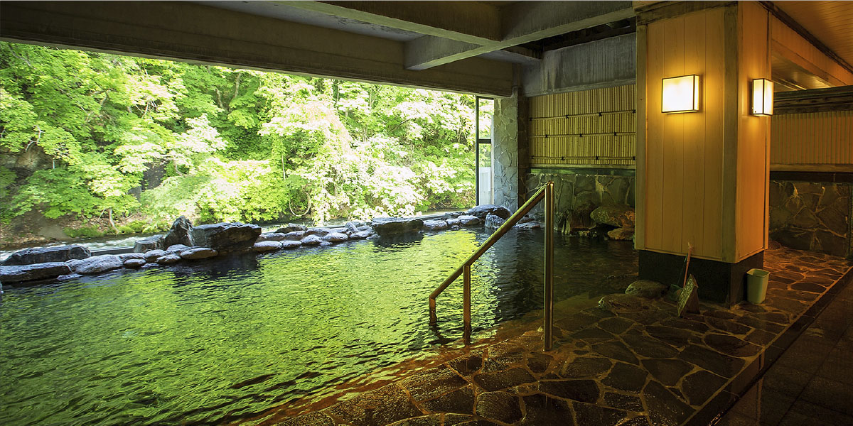 大沢温泉 自炊部 湯治屋 — 岩手・花巻 · 豊沢川を望む湯小屋と新緑、自炊湯治の作法を残す一軒
