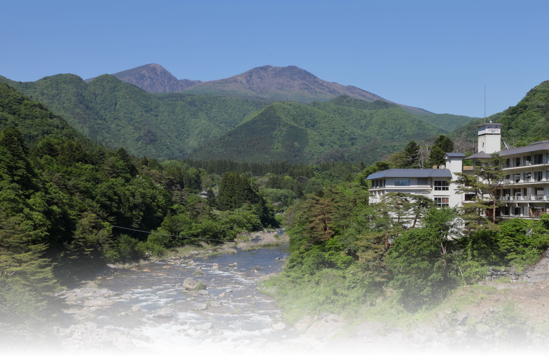 川治温泉 花の宿 松や — 鬼怒川と男鹿川の合流点 · 安政四年創業、竹久夢二の絵を蔵する単純温泉の宿