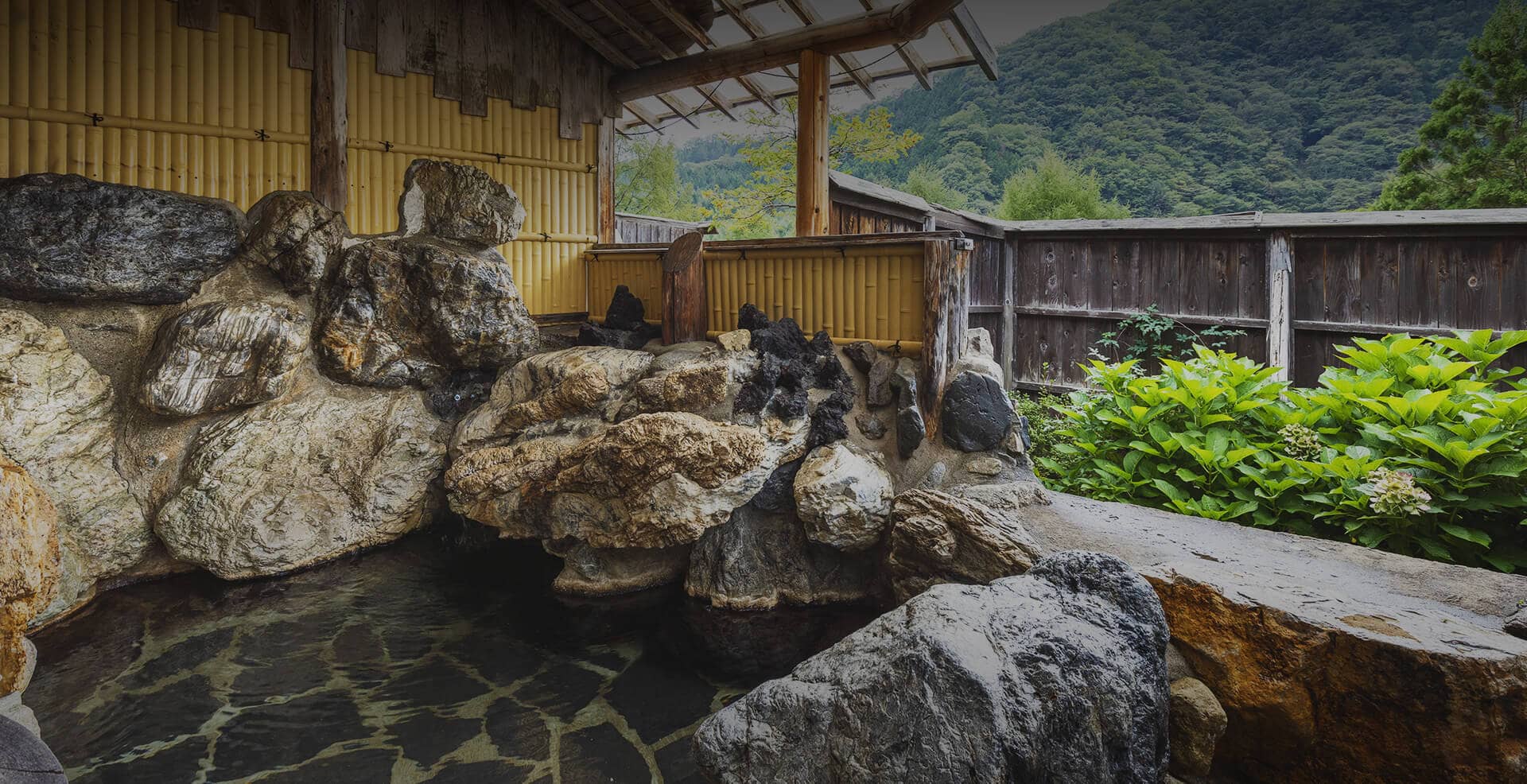 上屋敷 平の高房 — 奥湯西川 · 日本秘湯を守る会、白壁瓦屋根の平家屋敷と囲炉裏会席