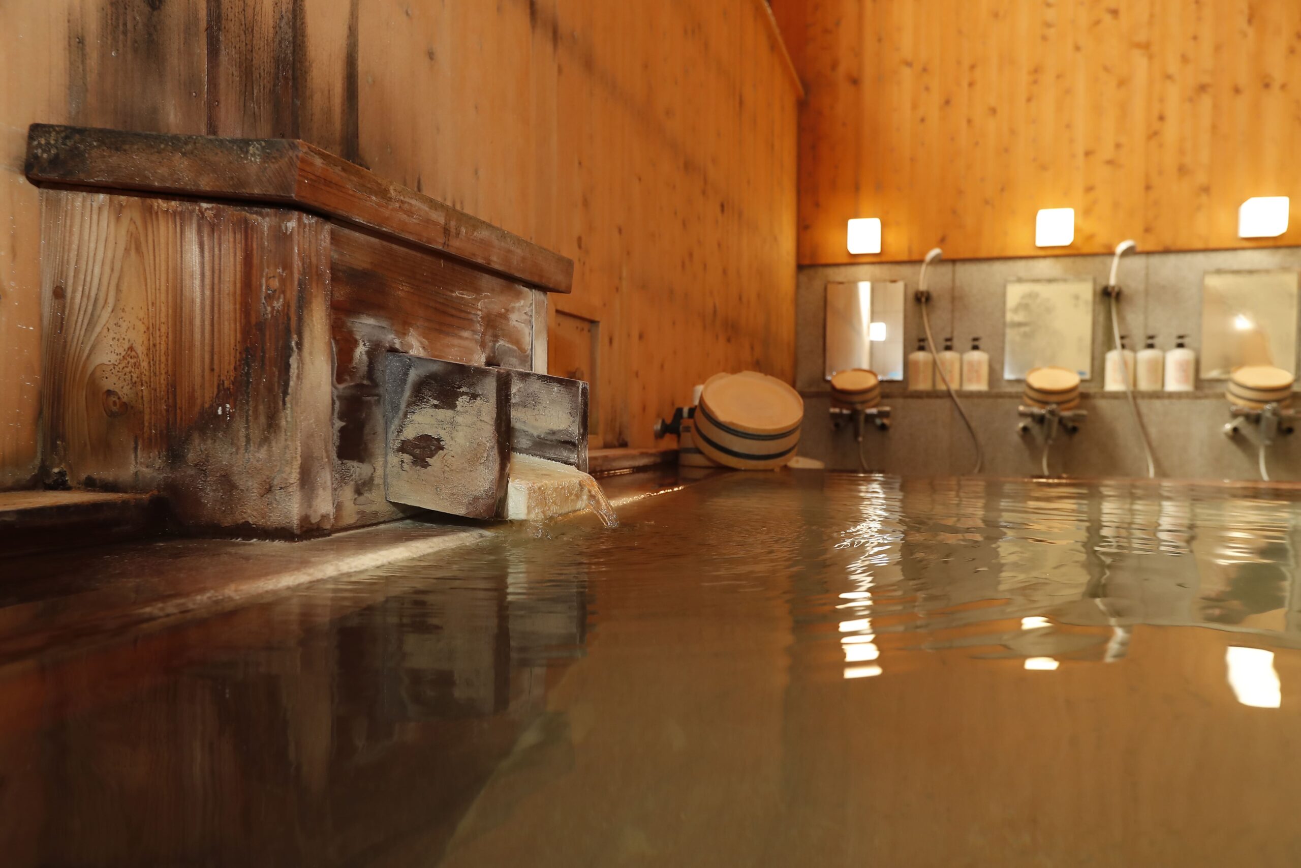 草津温泉 山本館 — 木造内湯 / 湯畑源泉から引湯した酸性硫黄泉を受ける檜の浴槽と湯口