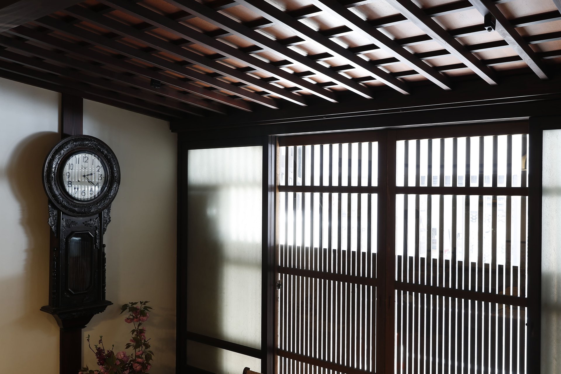 草津温泉 山本館 — 数寄屋造りの館内 / 格子天井と古時計、明治期からの木造意匠