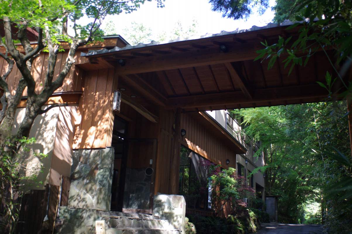 霧島湯之谷山荘 — 鹿児島・湯之谷温泉 · 三泉質が一浴槽に注ぐ稀少な構造を持つ湯治宿