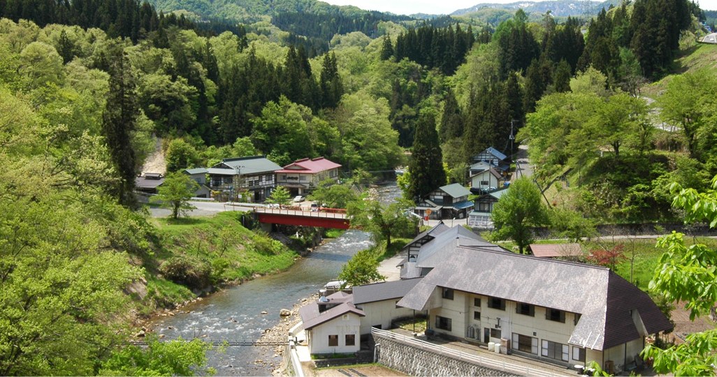 会津西山温泉 滝の湯 — 柳津町砂子原 · 明治32年創業、滝谷川べりの秘湯