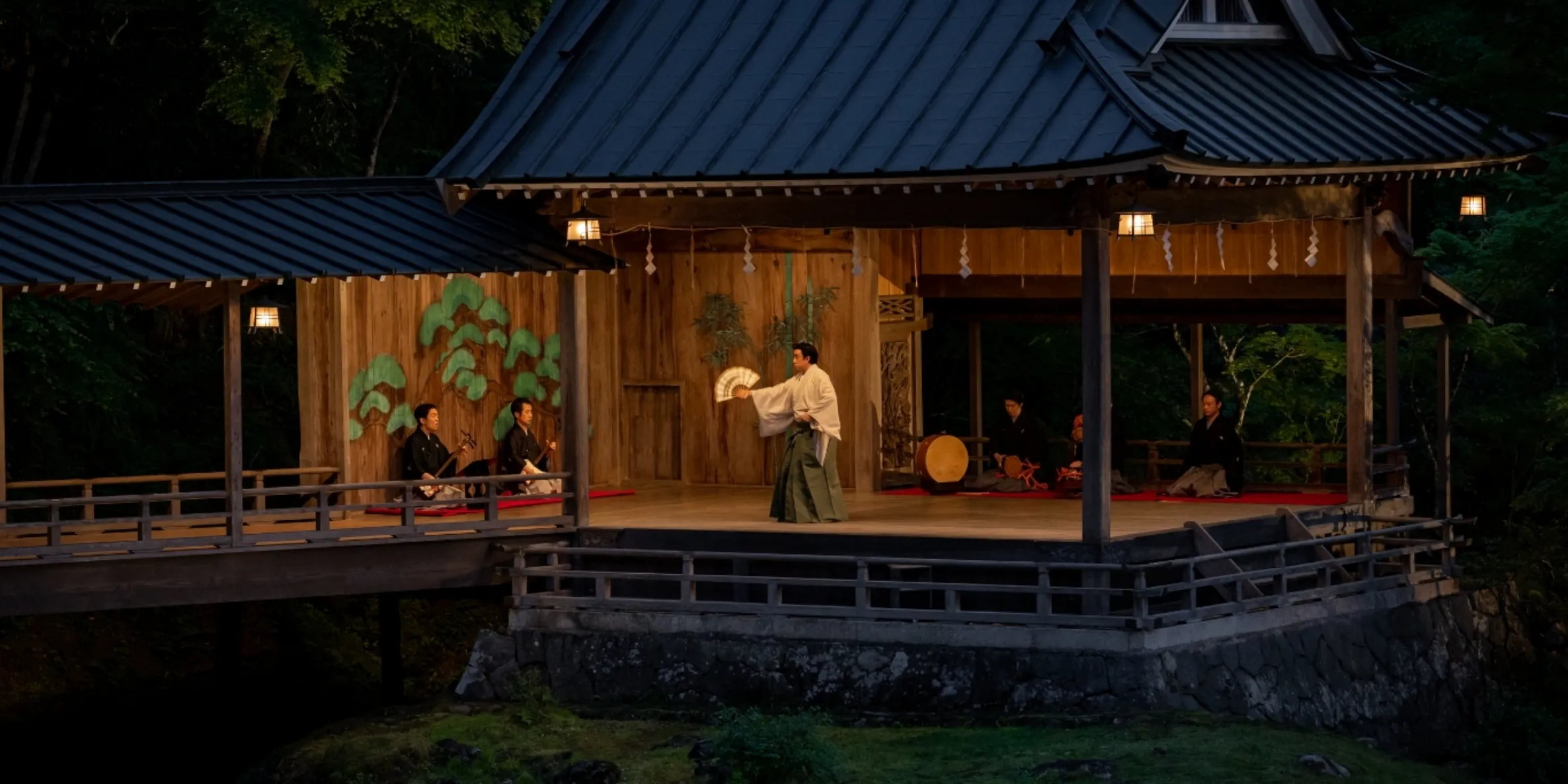 あさば — 伊豆市修善寺 · 庭の池に建つ能舞台「月桂殿」で夕刻に掛けられる舞台